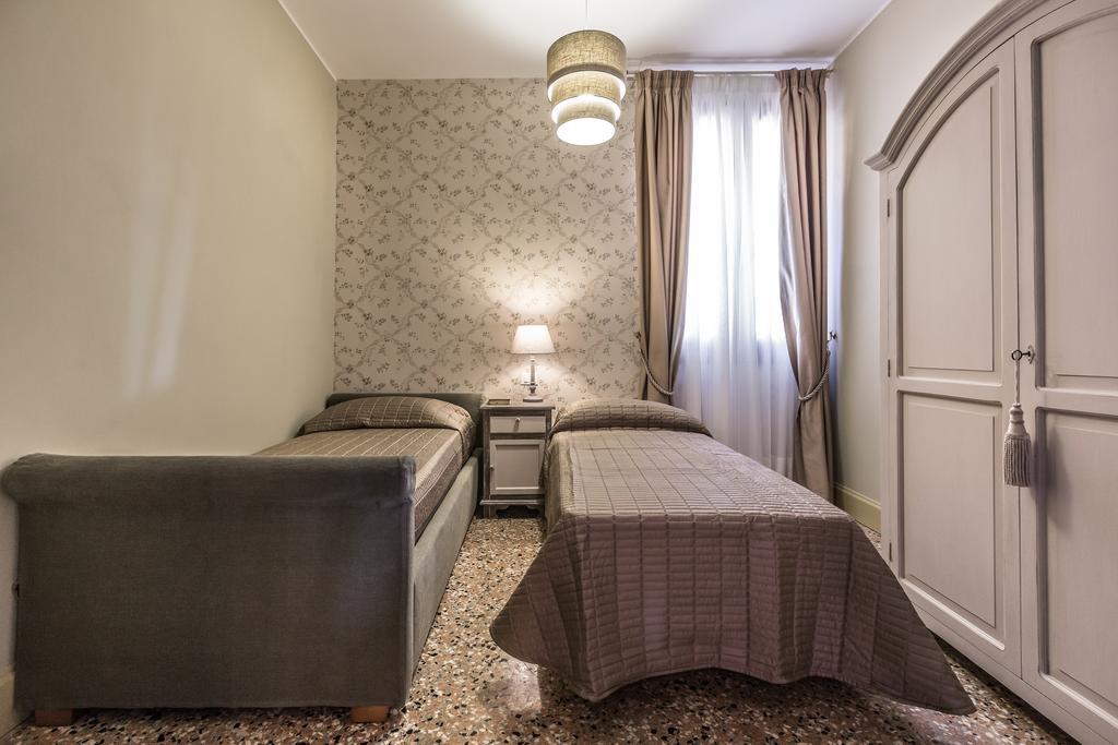 Palazzina Canal Apartment Venice Room photo