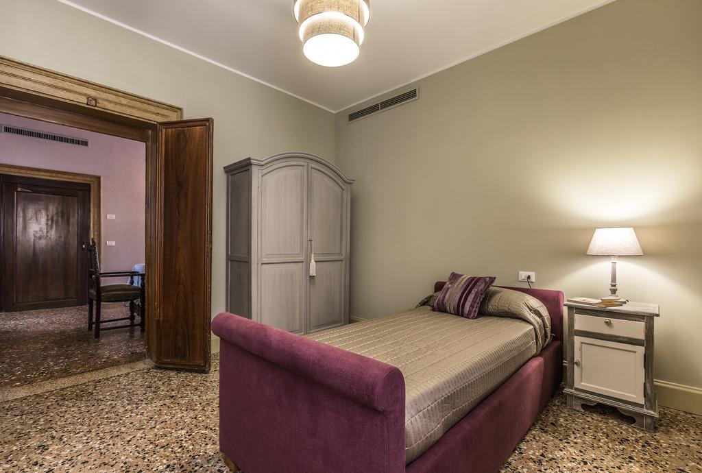 Palazzina Canal Apartment Venice Room photo