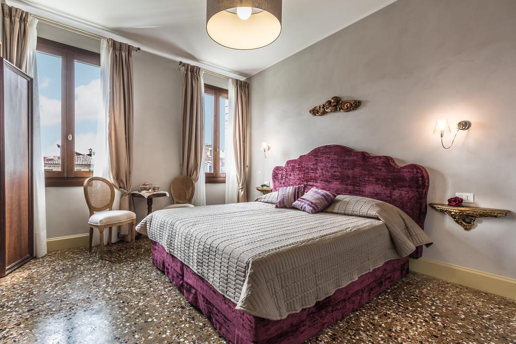 Palazzina Canal Apartment Venice Room photo