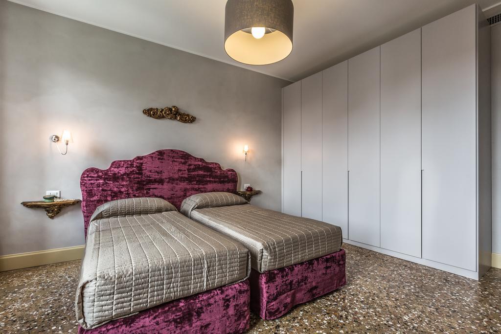 Palazzina Canal Apartment Venice Room photo