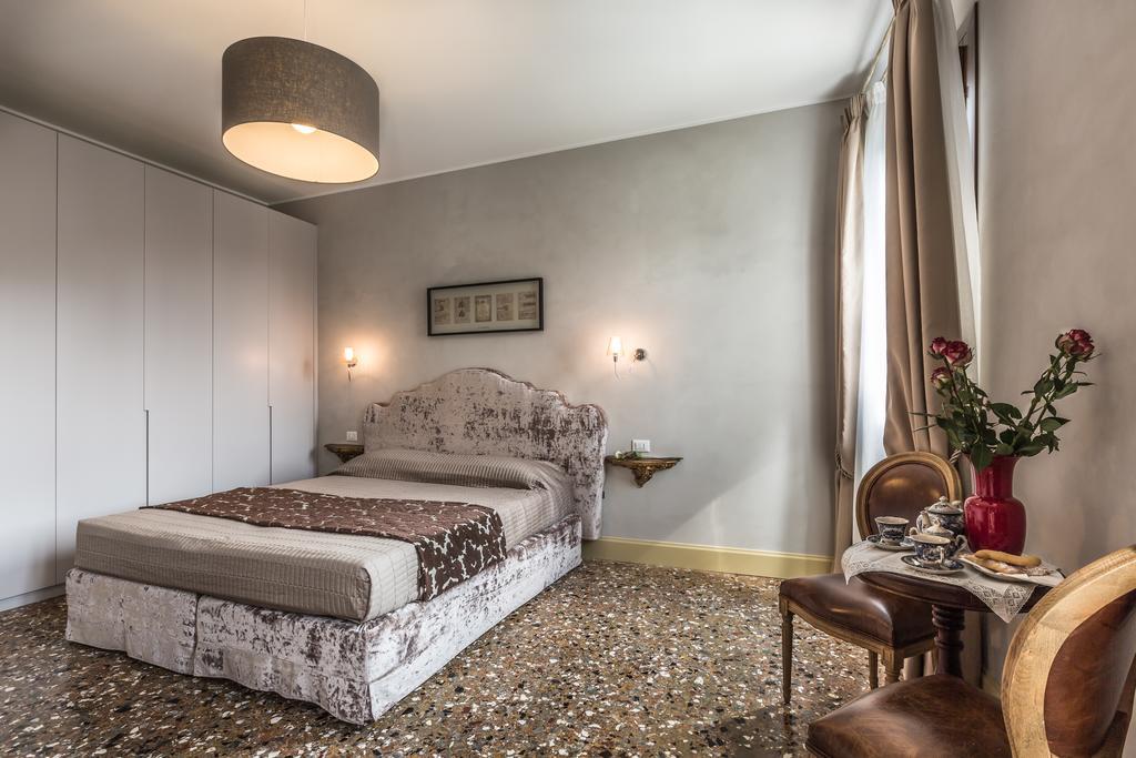 Palazzina Canal Apartment Venice Room photo